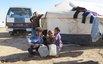 Personas en un campo de refugiados en Kalak, Irak