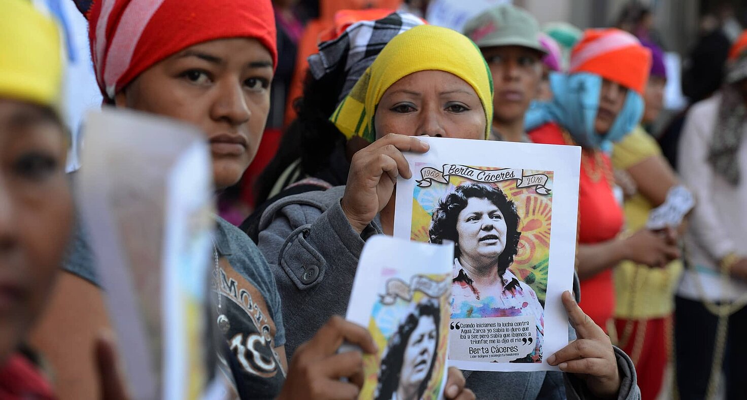 Mujeres indígenas lencas protestan ante la sede del Ministerio Público de Honduras
