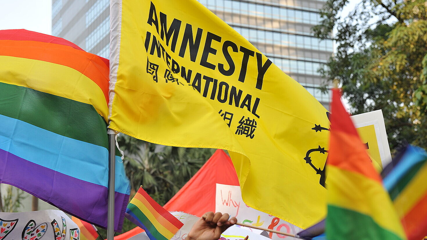 Banderas LGBTIQ+ y de Amnistía Internacional en Hong Kong