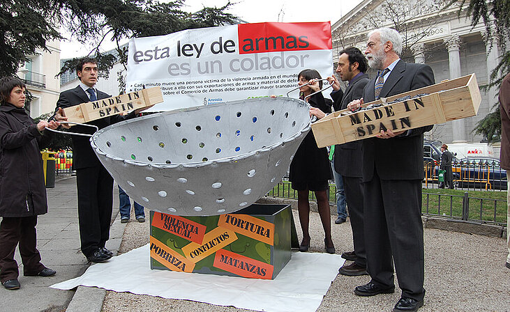 Acto de Amnistía Internacional para pedir una ley que regulara el comercio de armas en España.