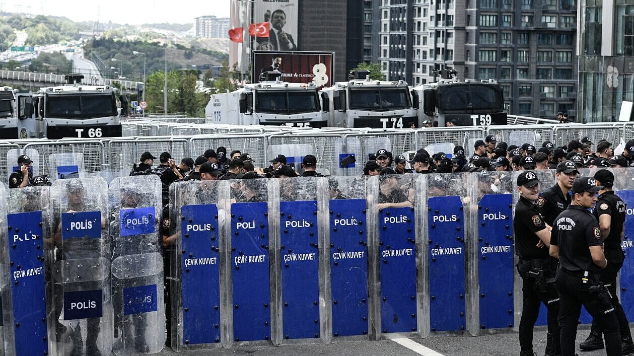 Escudo policial en una manifestación en Estambul