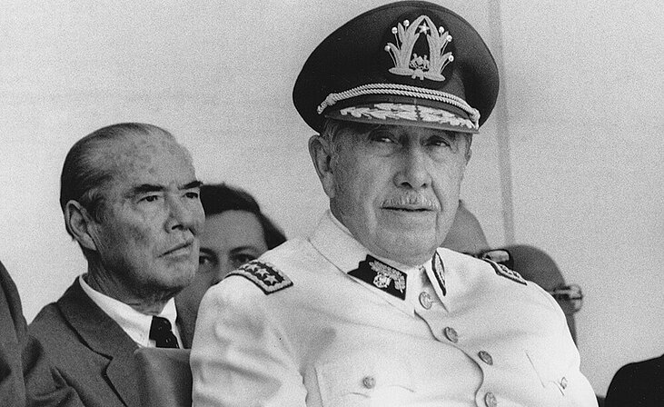 Pinochet con uniforme del Ejército durante la visita del Papa Juan Pablo II a Santiago de Chile en 1987.