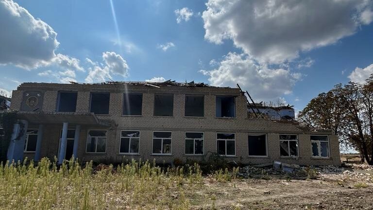 Una escuela de la región de Mykolaiv destrozada durante la invasión rusa
