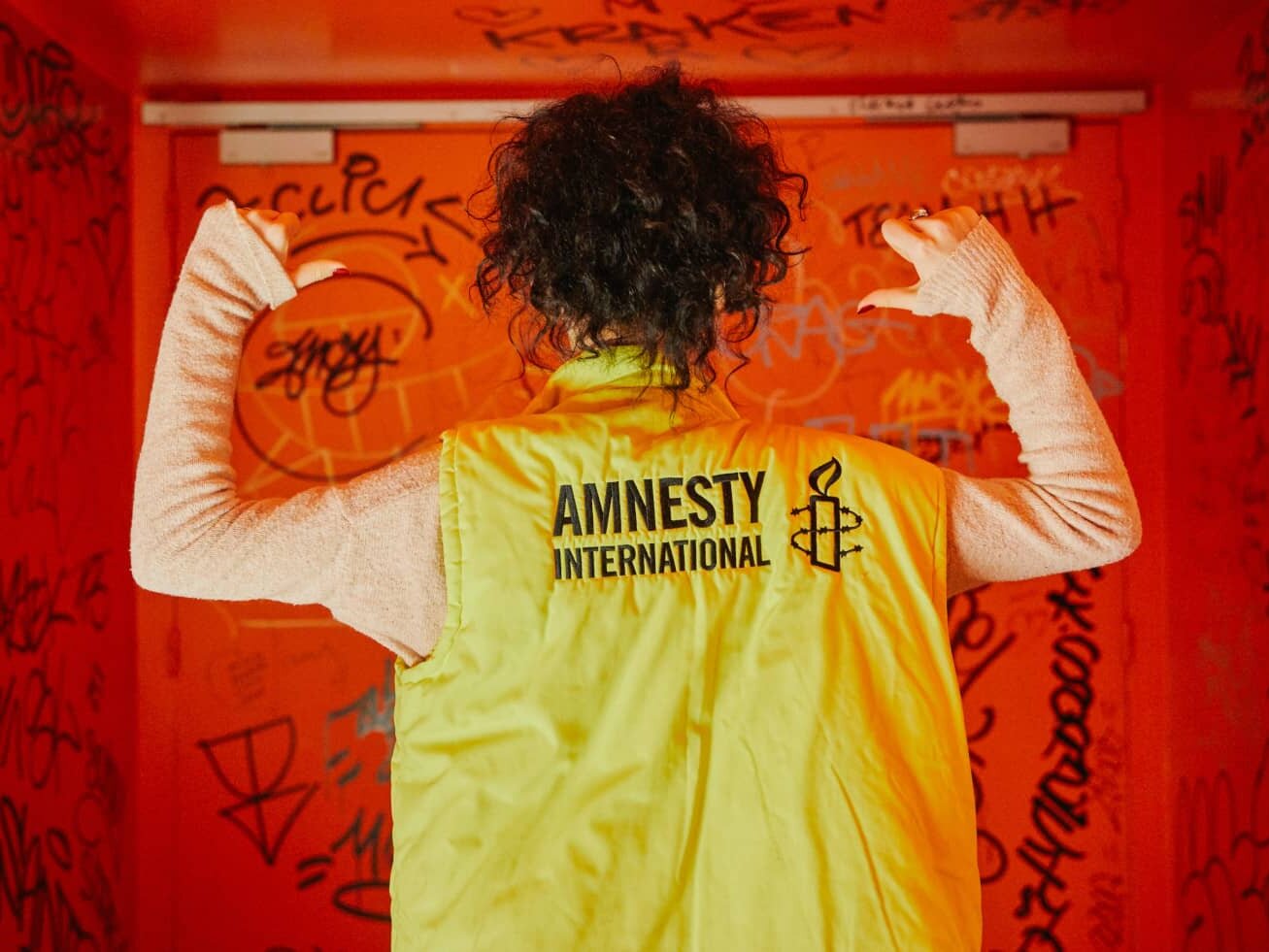 Mujer con un chaleco de Amnistía Internacional