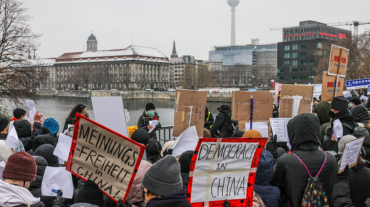 Manifestación frente a la embajada China en Alemania con carteles que piden democracia en el país