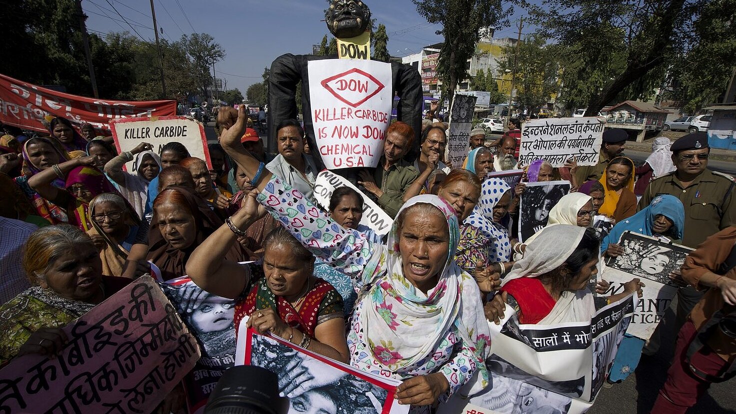 En el aniversario del escapa de gas tóxico en Bhopal (India), la gente salió a la calle pidiendo justicia. 