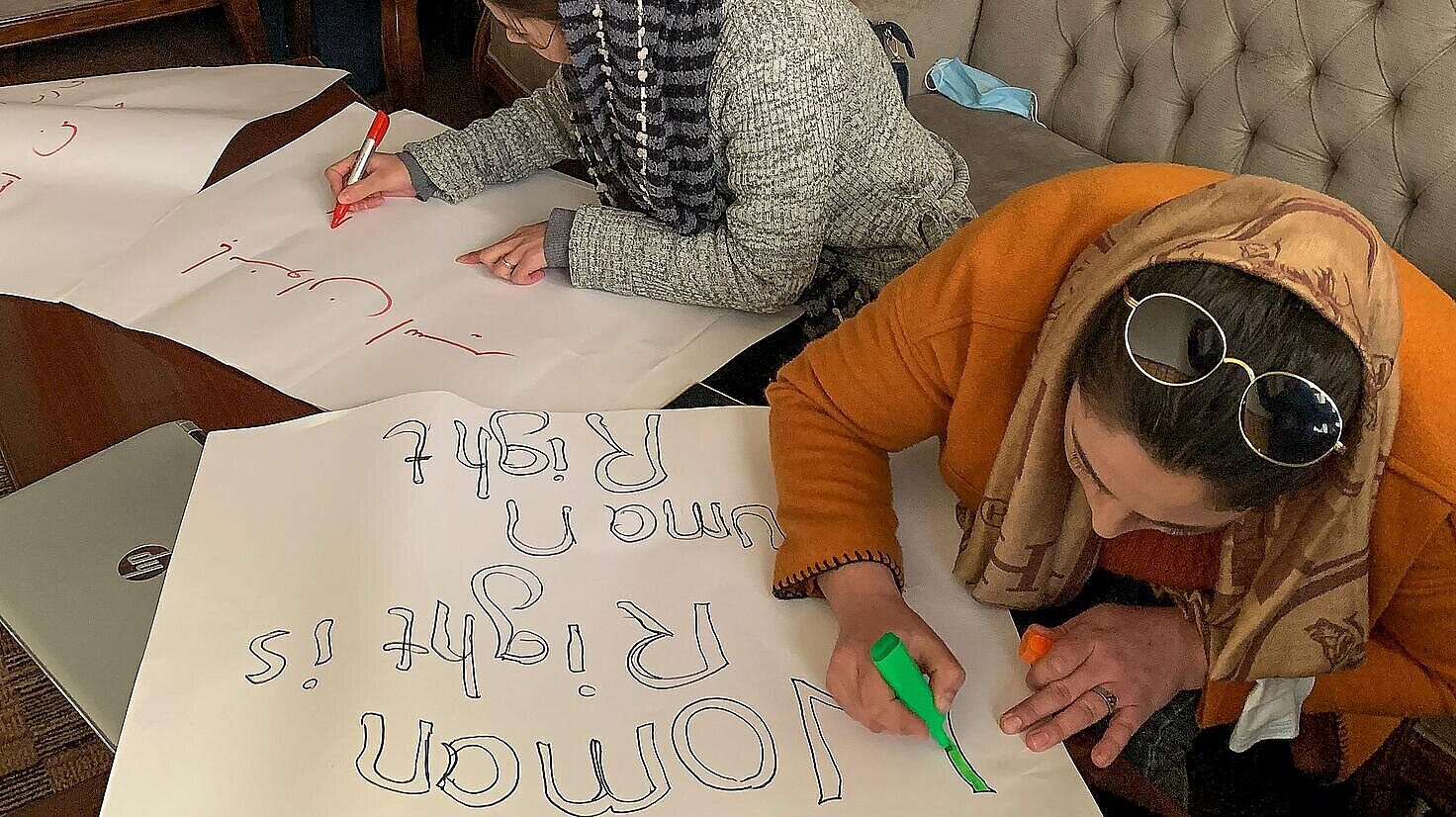 1238306413 Mujeres afganas preparando carteles para manifestarse por los derechos de las mujeres en Kabul