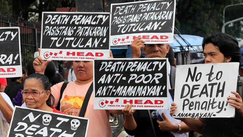 Activistas sostienen pancartas durante una manifestación de protesta contra la aprobación del proyecto de ley a favor de la pena de muerte en...