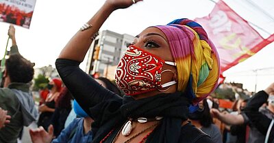 Mujer negra protestando en una manifestación