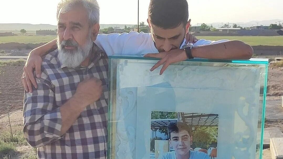 familiares de una de las víctimas junto a su tumba