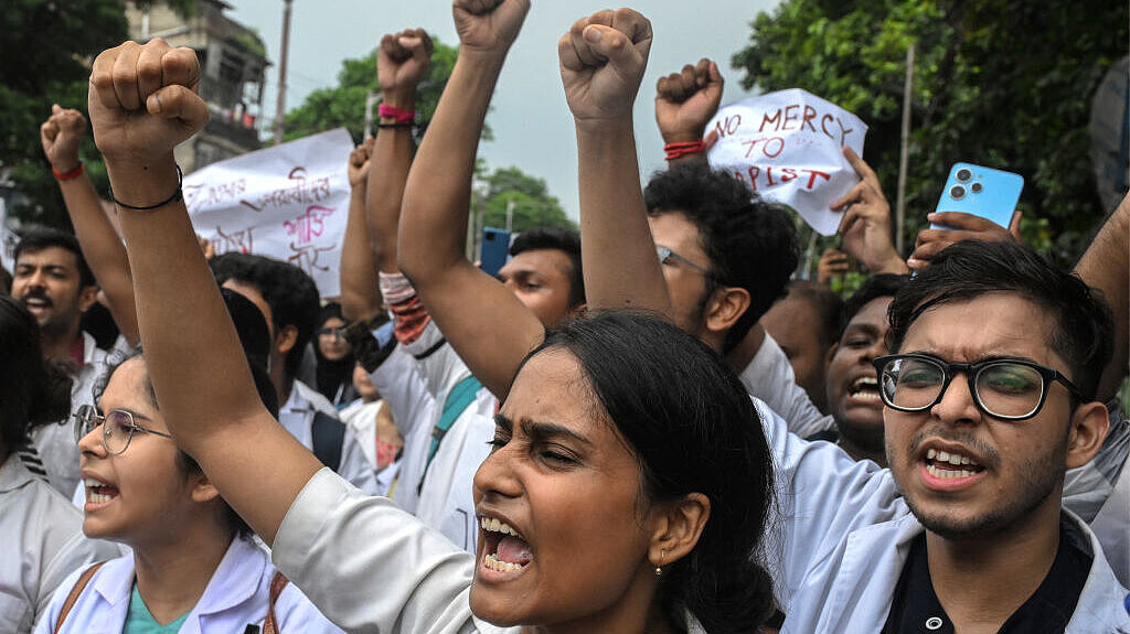 Manifestación tras la violación y asesinado de una médica en Calcutamédica 