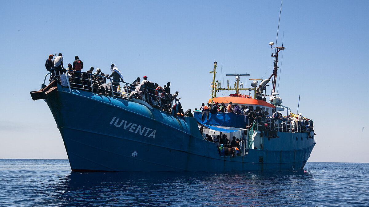 Barco Iuventa cargado de personas migrantes rescatadas en el Mediterráneo