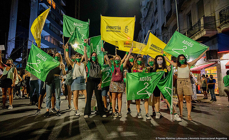 Miembros y simpatizantes de Amnistía Internacional Argentina actúan para exigir el derecho legal al aborto en Buenos Aires, Argentina. 