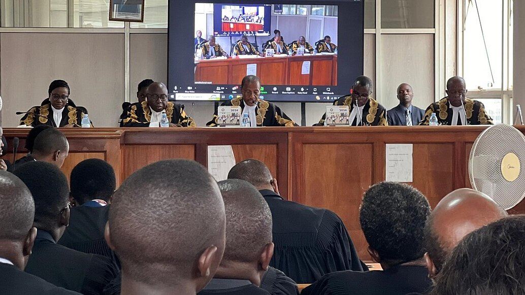 Imagen de la mesa del Tribunal Constitucional de Uganda