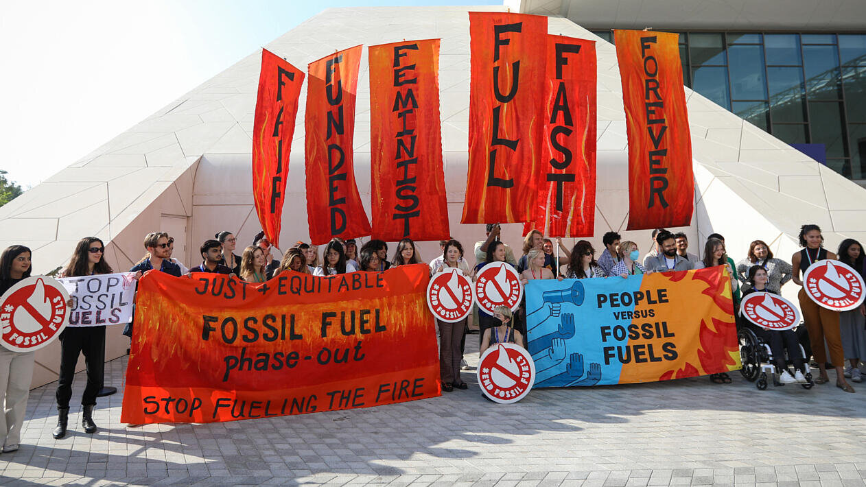 Activistas pidiendo la prohibición del uso de combustibles fósiles