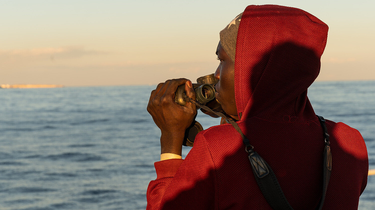 Hombre migrante en barco
