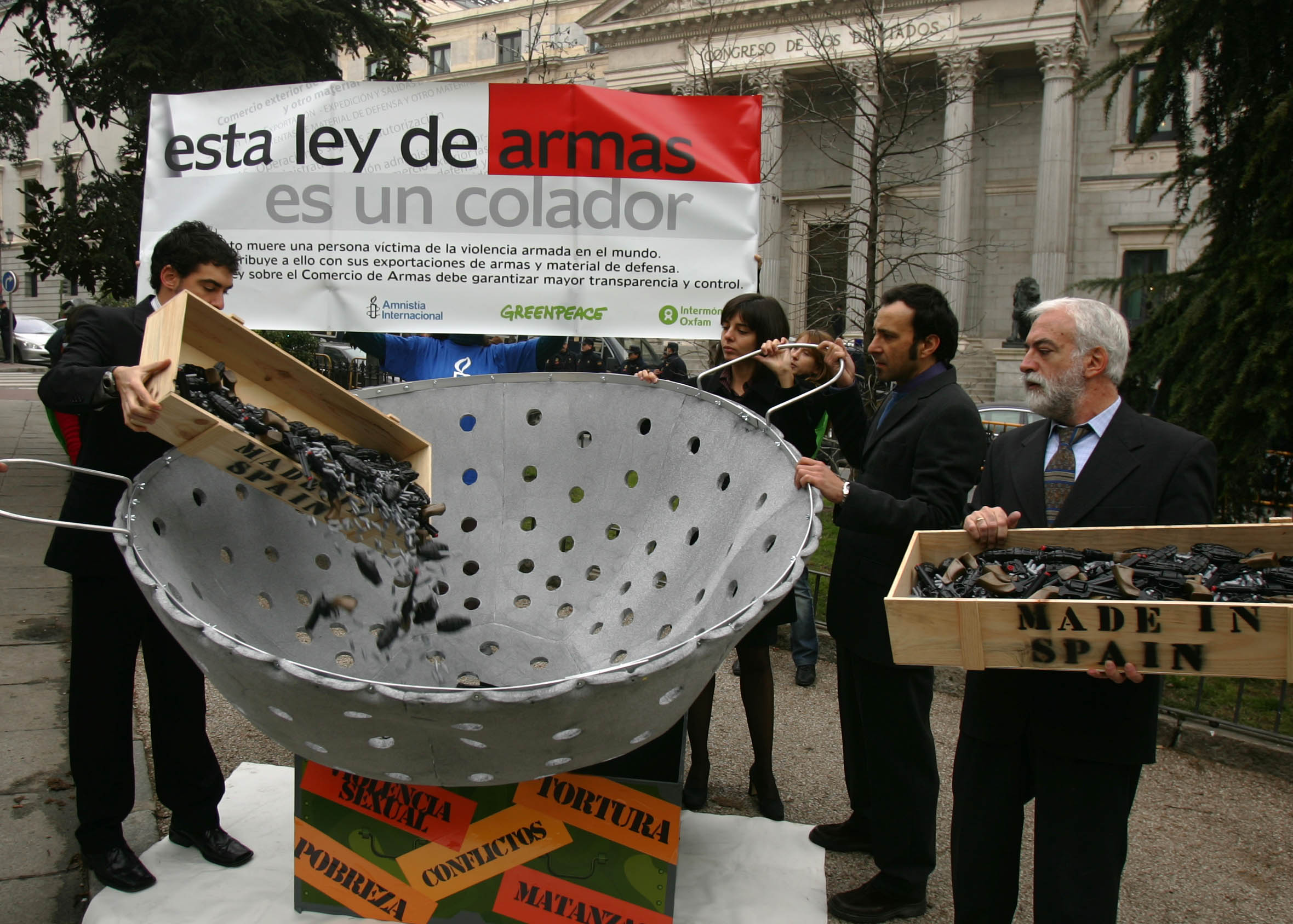 Acto simbólico de Amnistía Internacional, Intermón Oxfam y Greenpeace frente al Congreso de los Diputados en Madrid