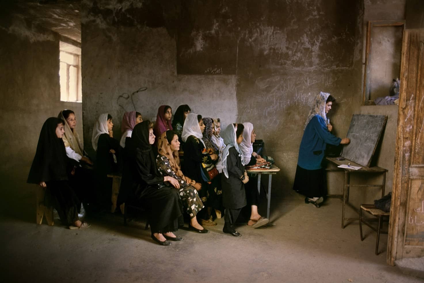 Colegio afgano con presencia de niñas tras el quinquenio quinquenio del régimen de los talibanes