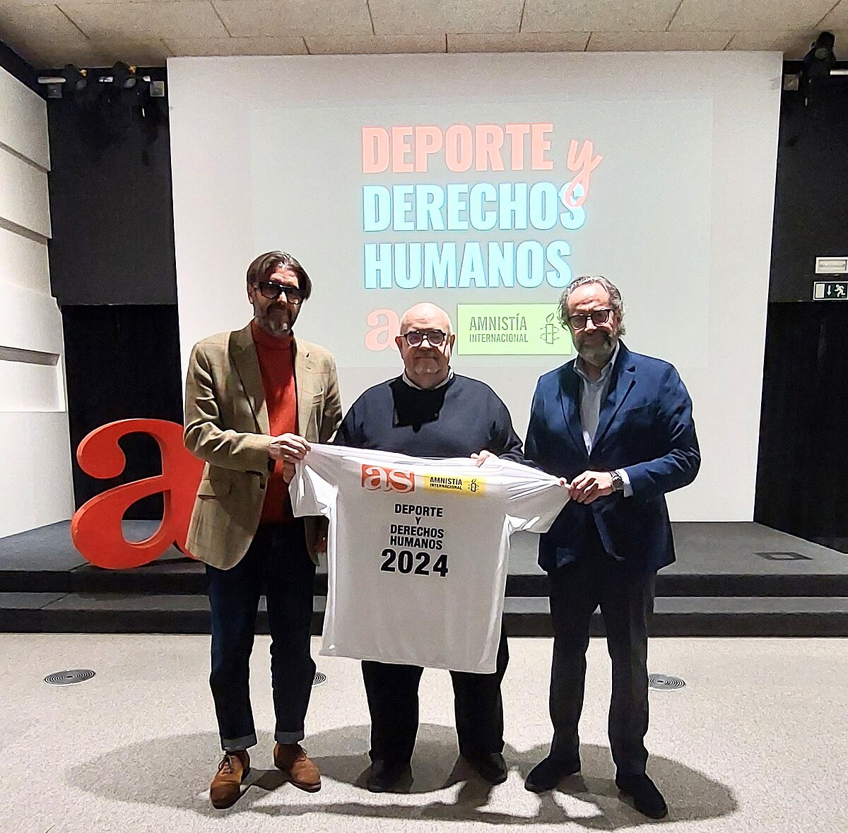 Vicente Jiménez (director de AS), Esteban Beltrán (director de AI) y Juan Cantón (director de prensa en PRISA) firman el convenio sobre deporte y...