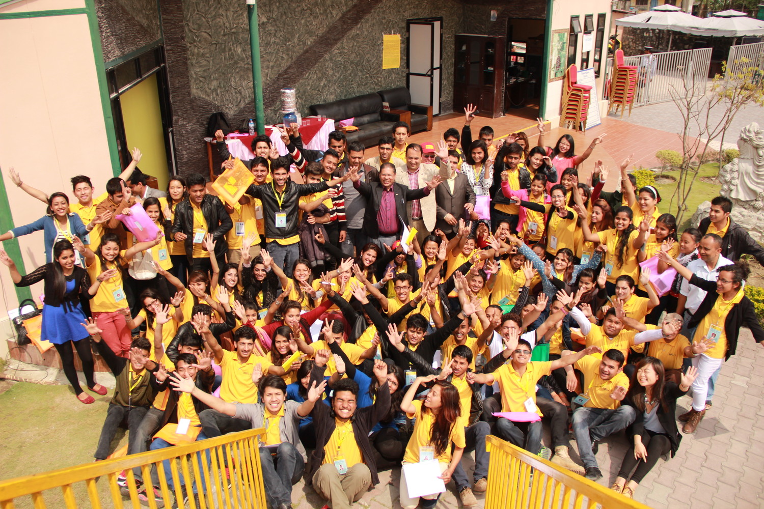 Estudiantes participan en su colegio en una actividad relaciacionada con los derechos humanos