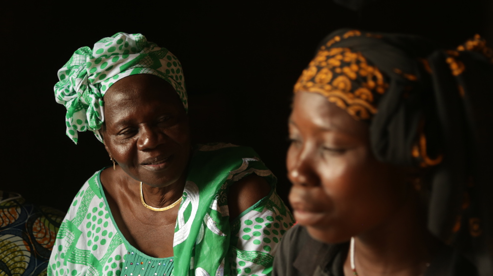 La activista por los derechos de las mujeres Bibata Ouedraogo intercambia con Abibou Sanga una sesión sobre derechos sexuales y reproductivos en...