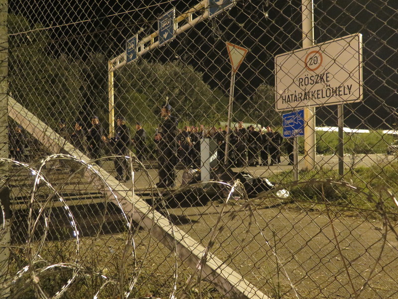 La fotografía se realizó en el paso fronterizo Horgoš-Röszke entre Serbia y Hungría, donde las autoridades húngaras han levantado un muro y han...