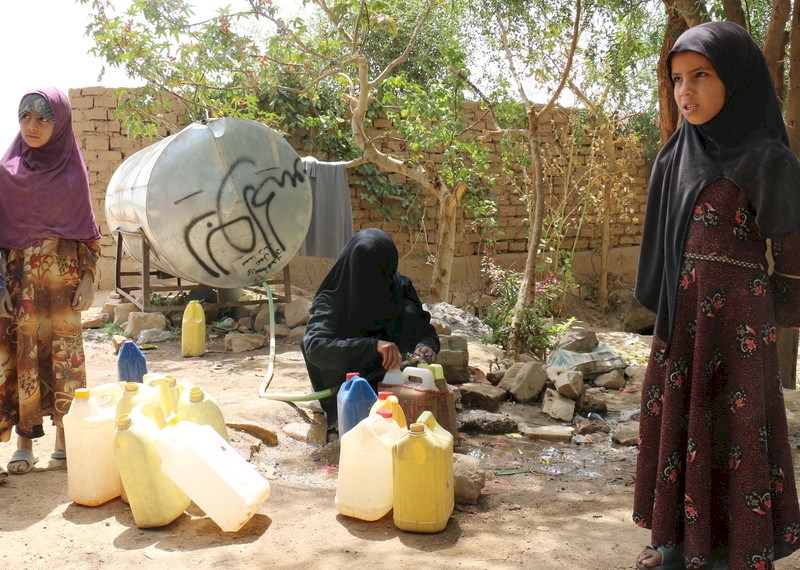 Residentes de la aldea de Magash, al oeste de la ciudad de Sa'da, rellenan sus bidones con agua potable. 