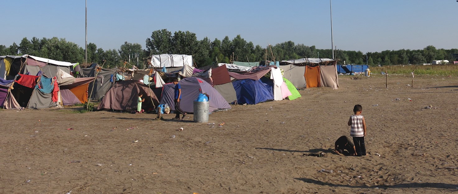 Imagen de uno de los campos informales para personas refugiadas y migrantes que se levantaron fuera de las zonas de tránsito en Hungría, en los...