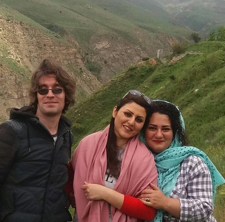 De izquierda a derecha: Arash Sadegui, Golrokh Ebrahimi y Atena Daemi. 