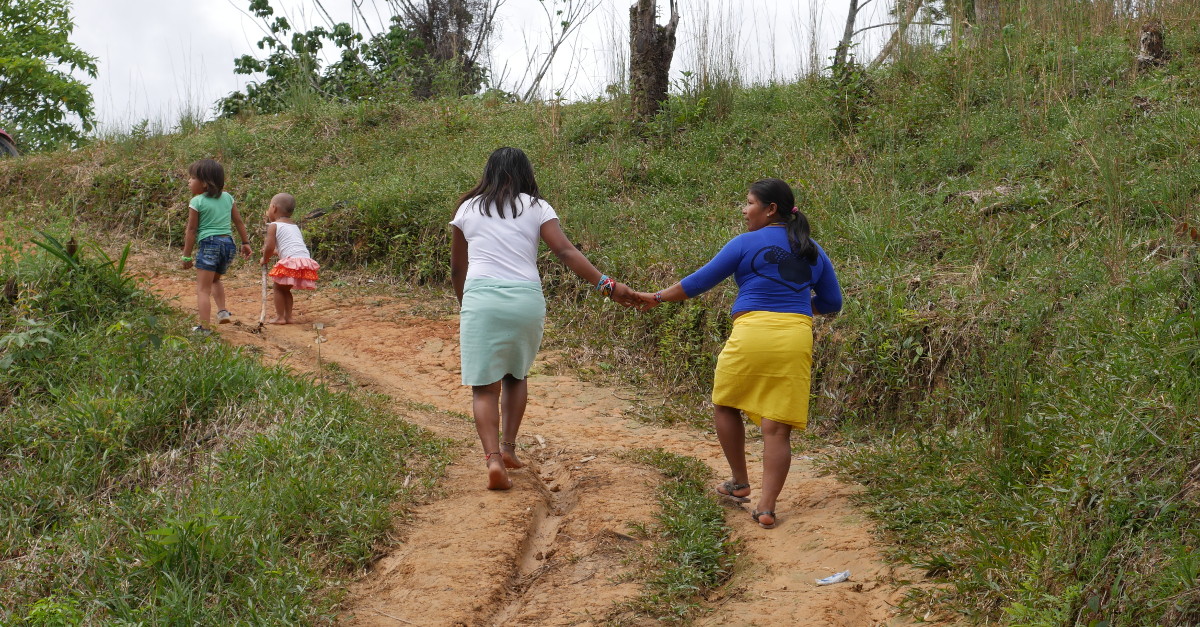 Mujeres y niños en un asentamiento para personas desplazadas en las afueras de Quibdo, capital del departamento de Chocó