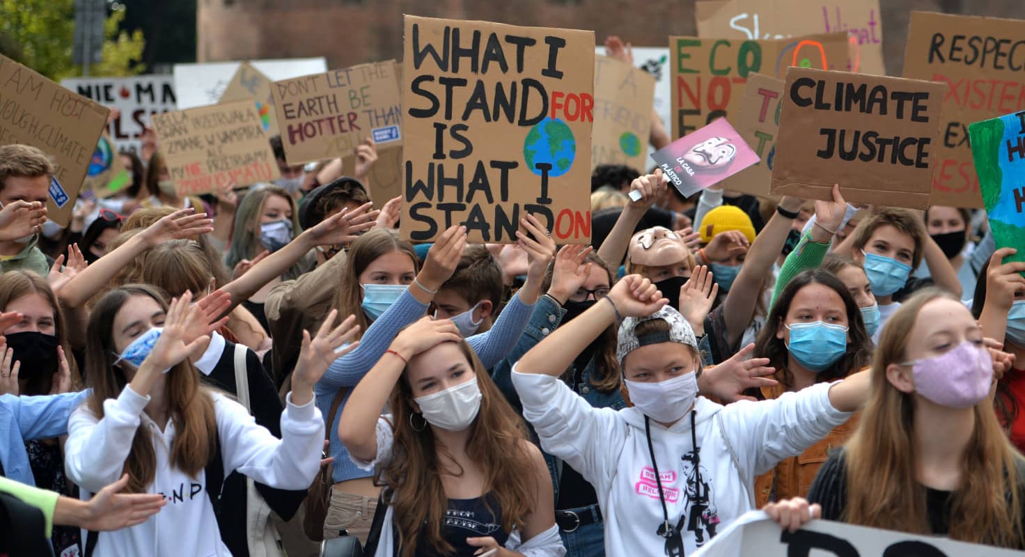 Jovenes participando en una manifestación contra el cambio climático