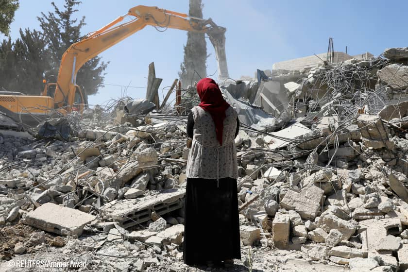 Mujer mira las ruinas de su casa demolida