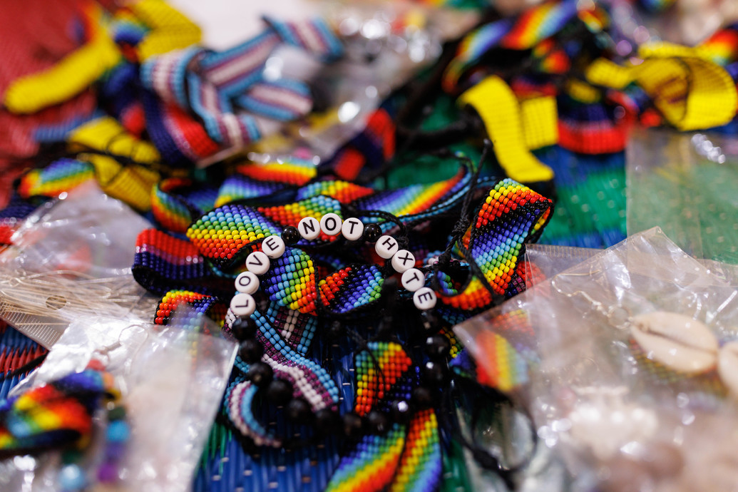Imagen de joyas fabricadas por una mujer que se identifica como lesbiana en un refugio para mujeres lesbianas, bisexuales y queer el 24 de abril de...
