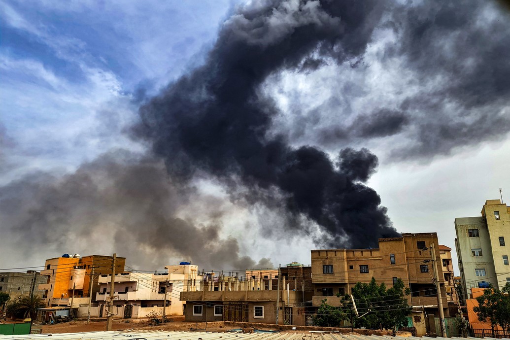 Columnas de humo procedentes de un incendio en un almacén de madera en el sur de Jartum, en medio de los enfrentamientos del 7 de junio de 2023