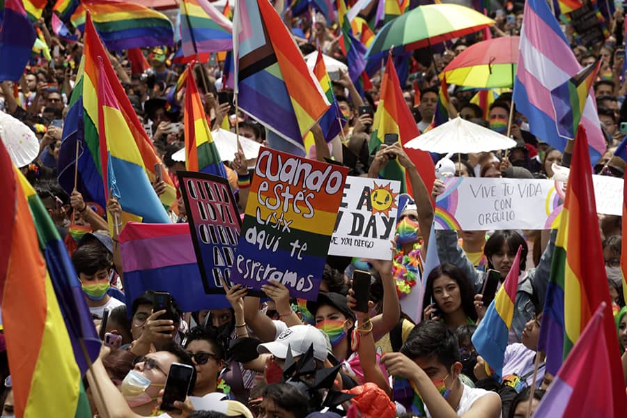 Miles de persona asisten a la Marcha del Orgullo en Ciudad de México