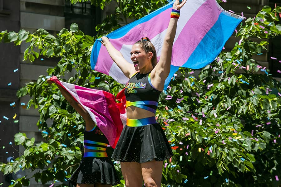 Una mujer porta una bandera del Orgullo en el desfile de Nueva York