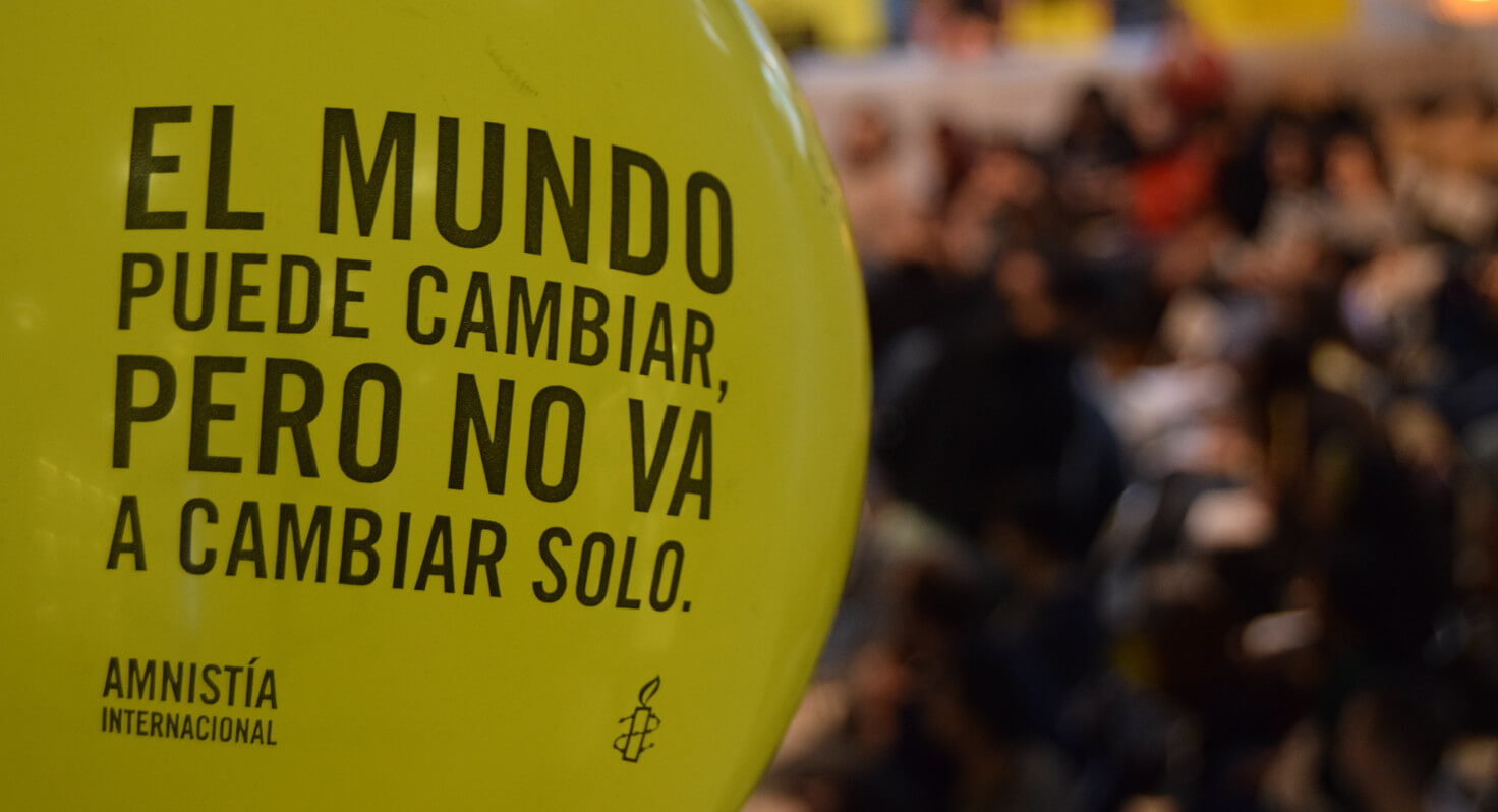 Globo amarillo con el lema de Amnistía Internacional