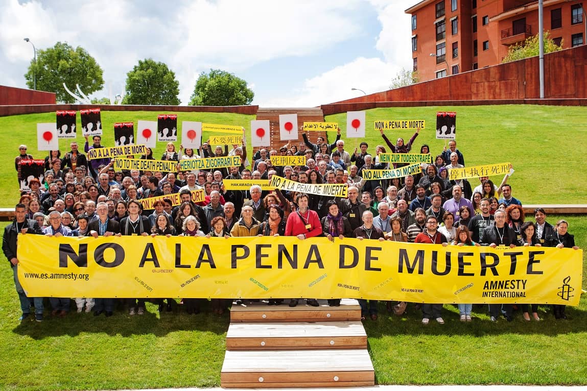 Activistas de Amnistía Internacional España se manifiestan contra la pena de muerte