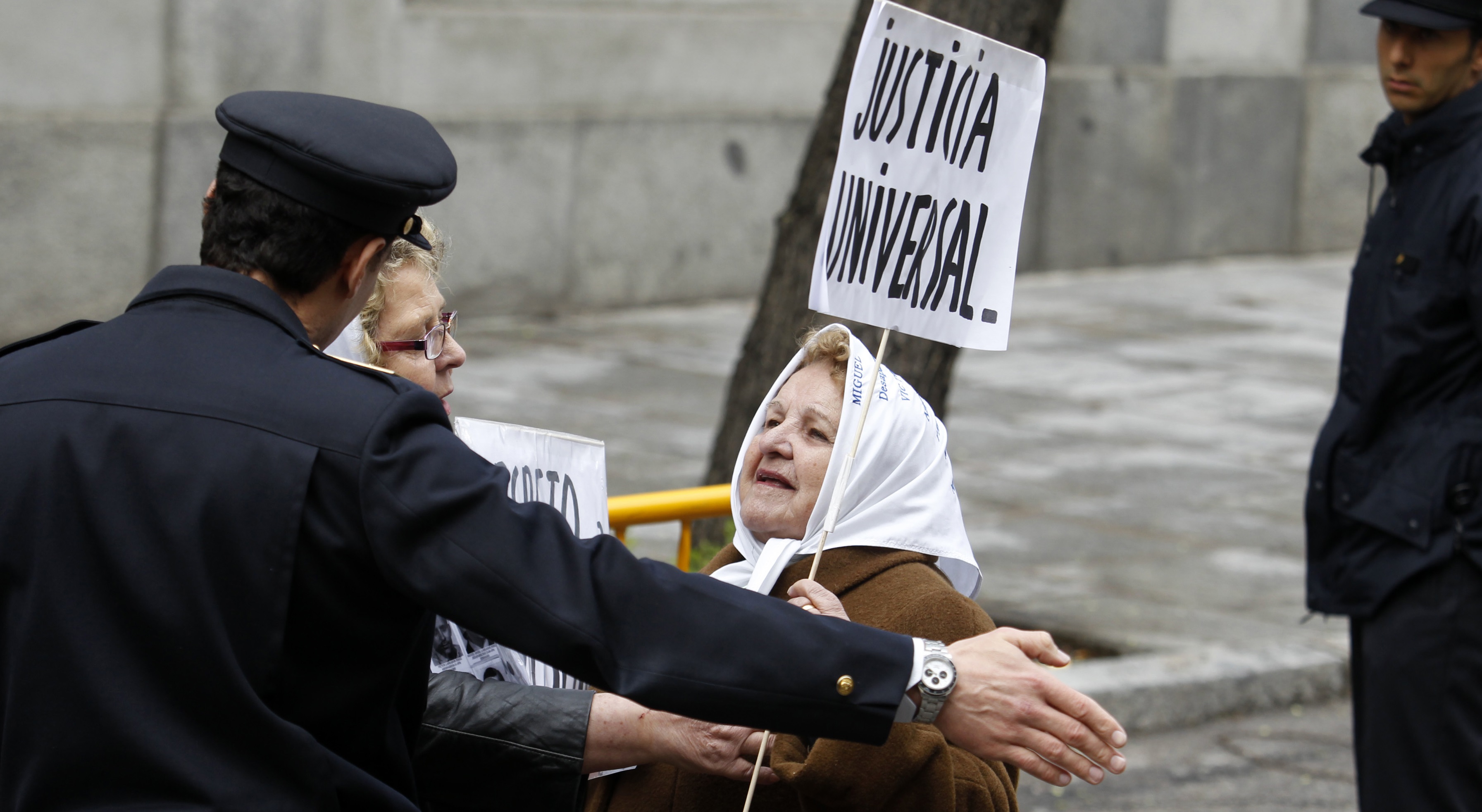 Un agente de policía discute con una activista de las Madres de la Plaza de Mayo, 2010. 
