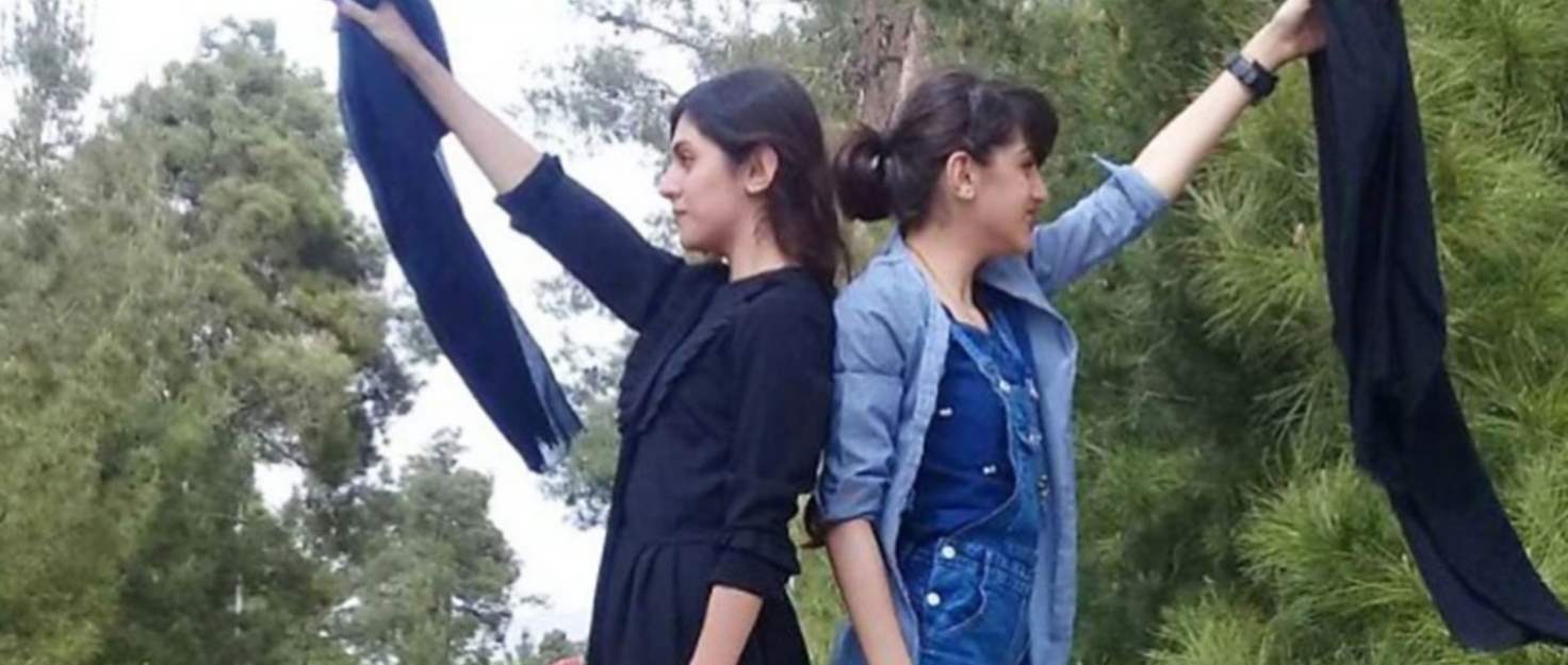 Defensoras iraníes sujetando el velo en la mano