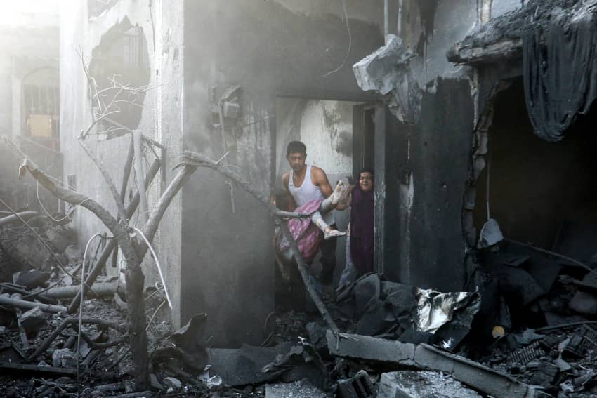 Niña palestina herida por ataques israelíes. La contienda entre Israel y Hamás