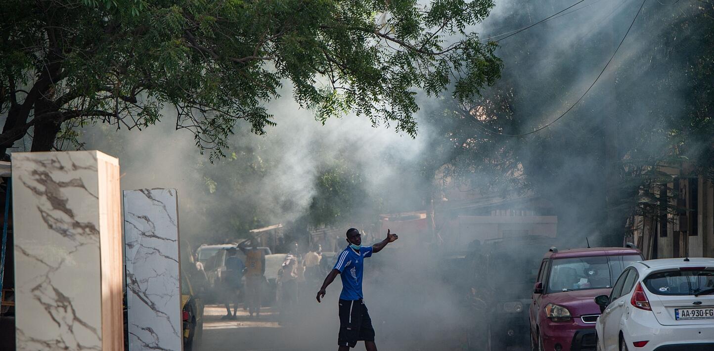 un manifestante en una de las calles de Dakar, ante la represión policial