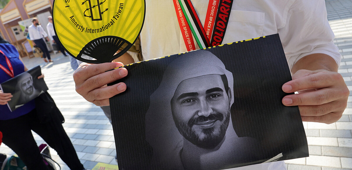 Un retrato del activista emiratí encarcelado Mohammed al-Siddiq durante una protesta en la COP28 en Dubai el 9 de diciembre de 2023.