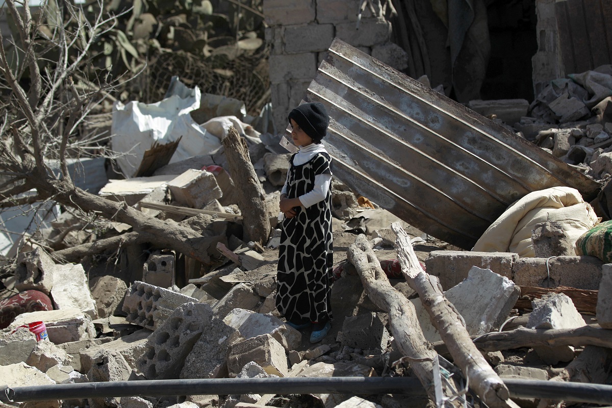 Un muchacho yemení se encuentra entre los escombros de edificios destruidos tras un ataque aéreo dirigido por la coalición de Arabia Saudí el 25 de...