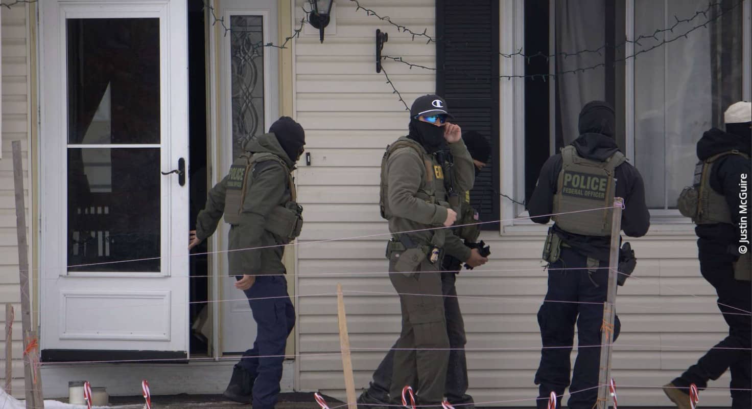Varios miembros del ICE saliendo de una vivienda