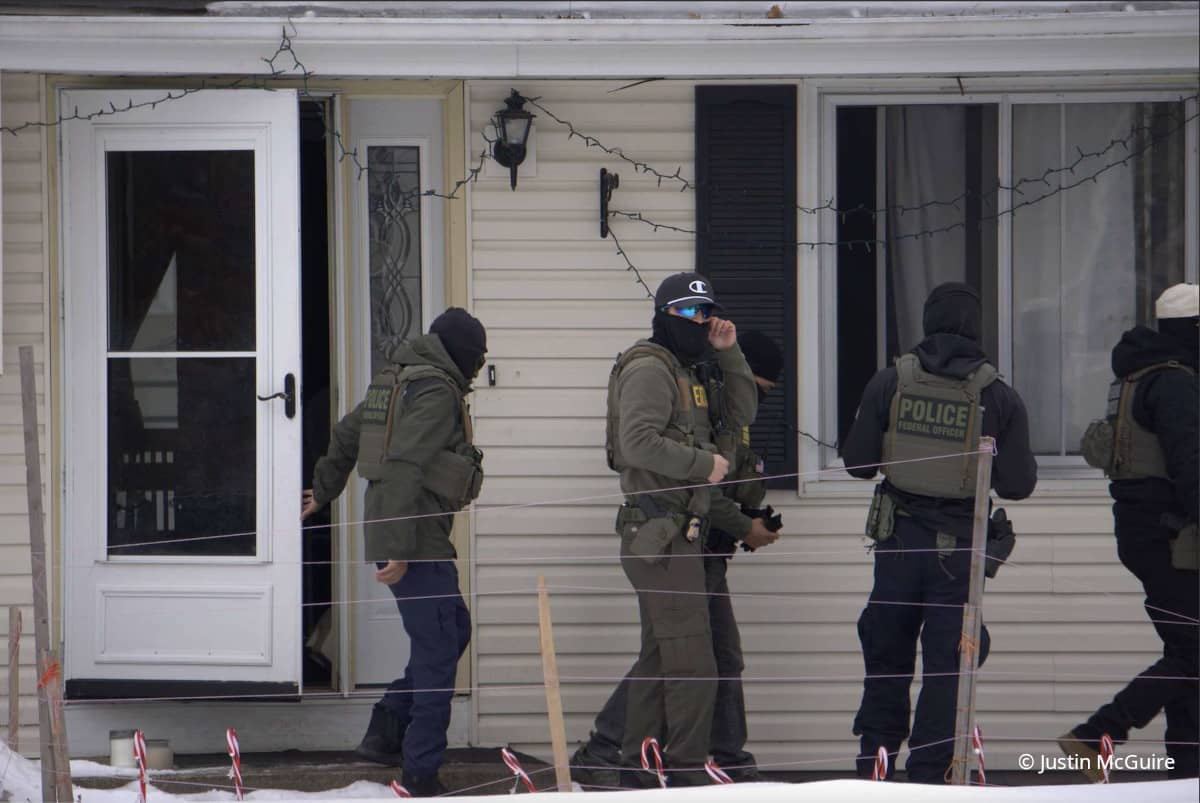 Varios miembros del ICE saliendo de una vivienda