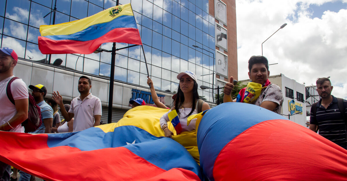 Manifestantes con banderas de Venezuela