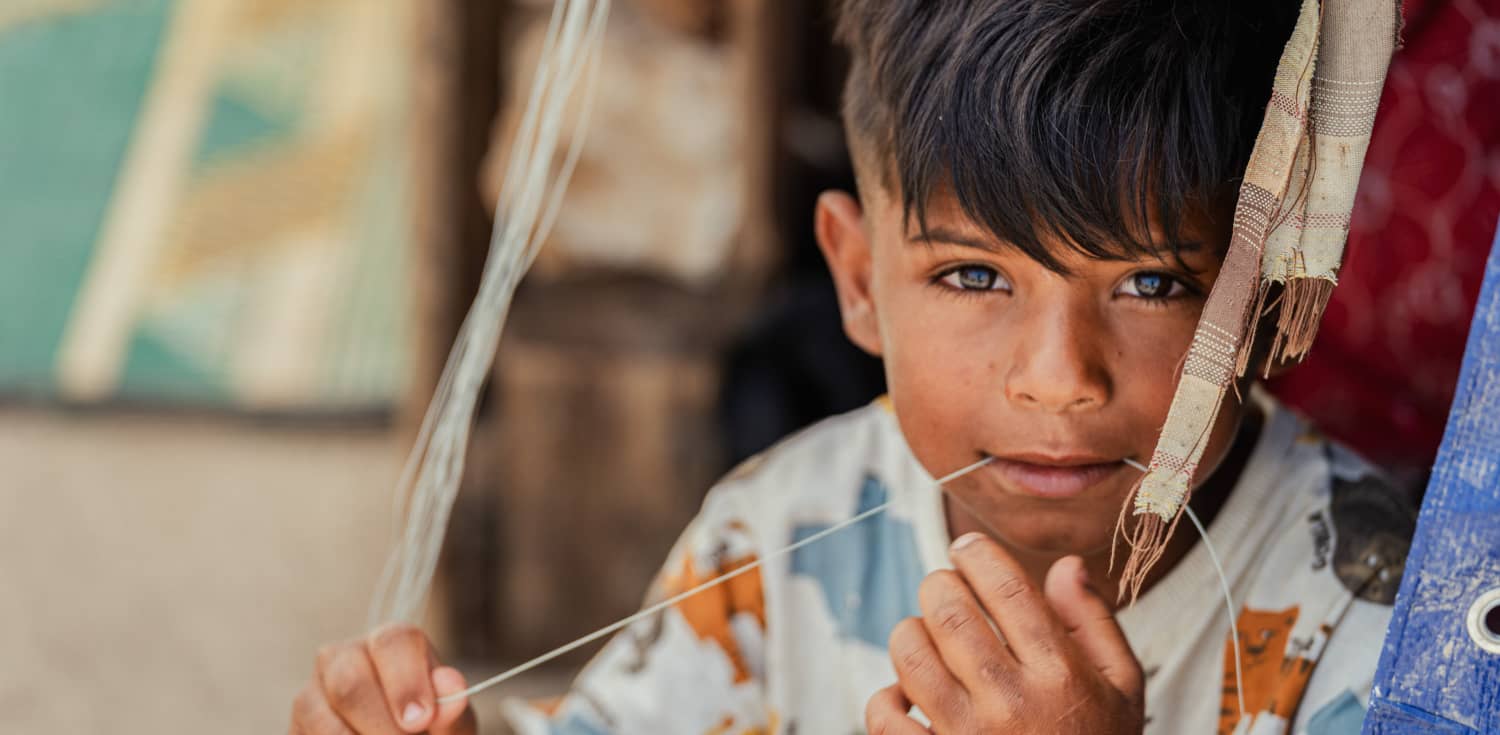 Niño observa desde un campamento para personas desplazadas en Beirut, donde viven familias que no han podido regresar a sus hogares.