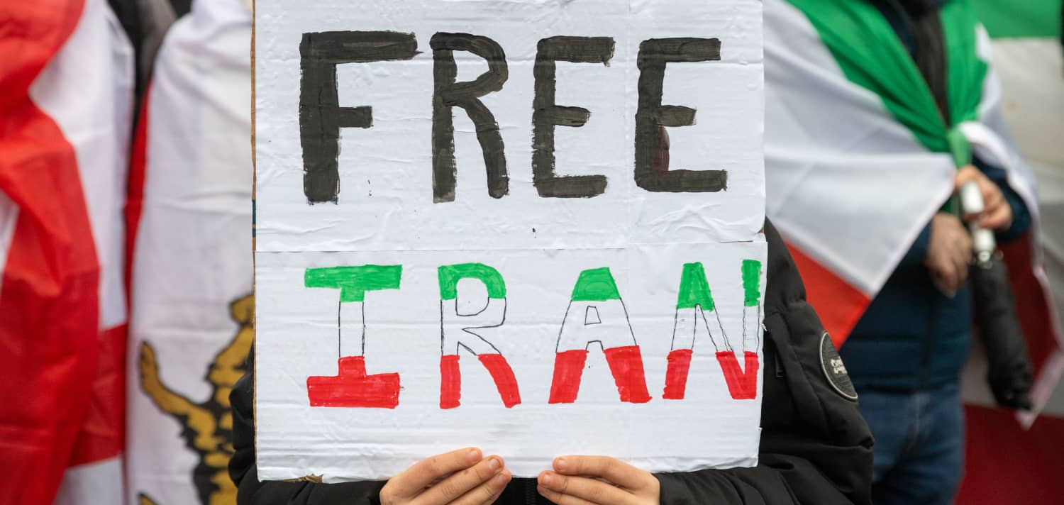 Cartel “Free Iran” durante una protesta en apoyo a las protestas en Irán contra la represión estatal.