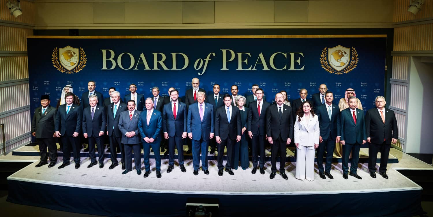 Donald Trump y otros representantes posan para una fotografía de grupo durante la reunión de la Junta de Paz en Washington.